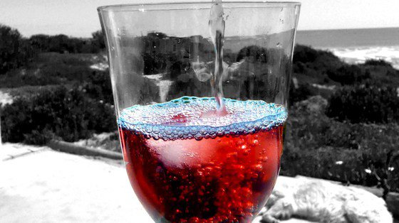 Szklanka czerwonego wina do walki z rakiem piersi?