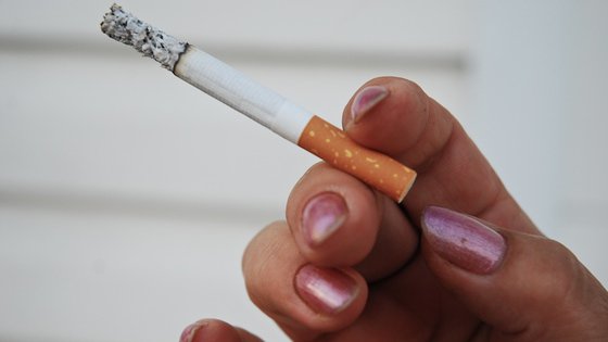 Kobiety palące papierosy szybciej przechodzą menopauzę, stwierdza badanie