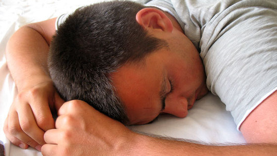 Spanie na brzuchu może zwiększyć ryzyko nagłej śmierci u osób cierpiących na epilepsję
